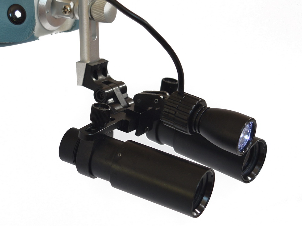 LEDental EndoView consiste em lupa LEDental 6.0x, montada em Double Frame com PowerLight spot